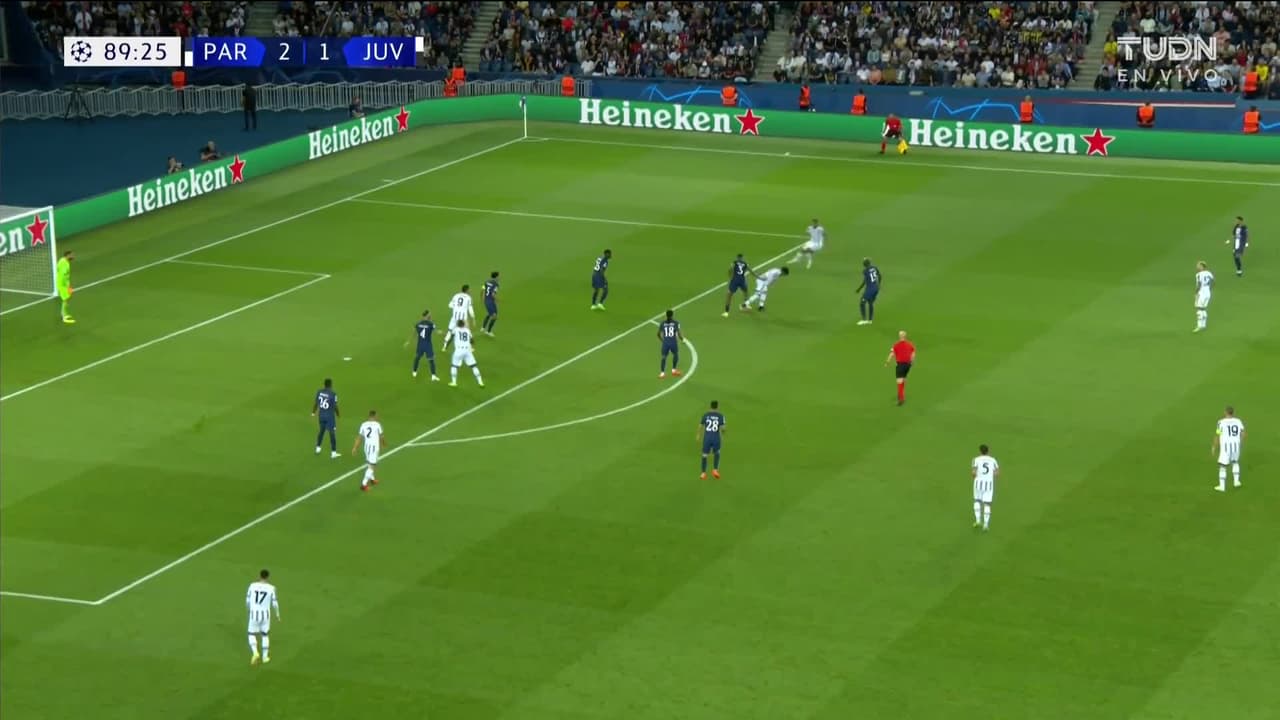 ¡TIRO ATAJADO! disparo por Kylian Mbappé.