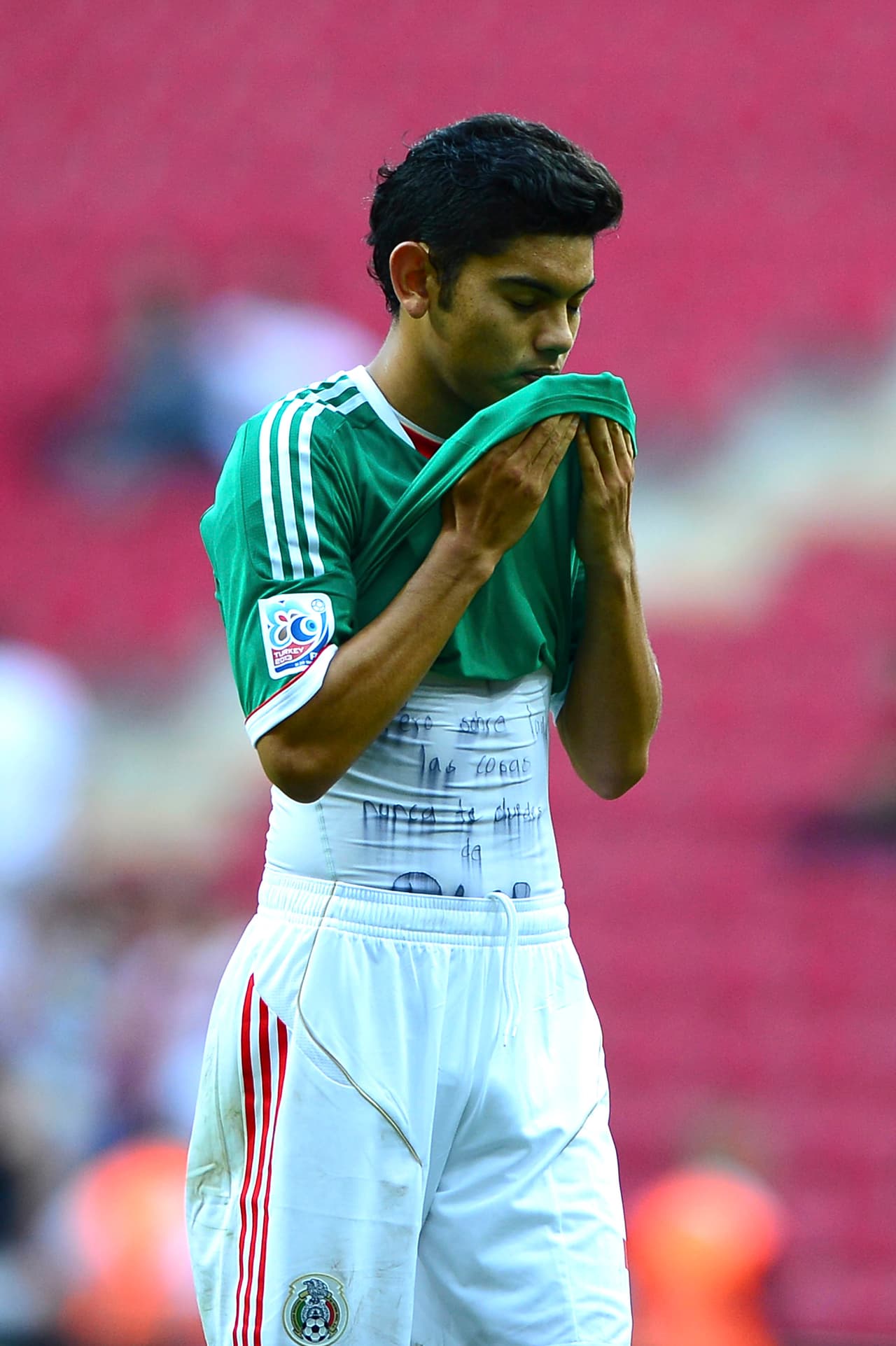 Pero la regularidad que tenía en la liga sub 20 lo mantenía en selecciones menores. Jugó el mundial sub 20 en 2013 pero aquel Tricolor cayó ante España en los Octavos de Final, con Espericueta en la cancha.