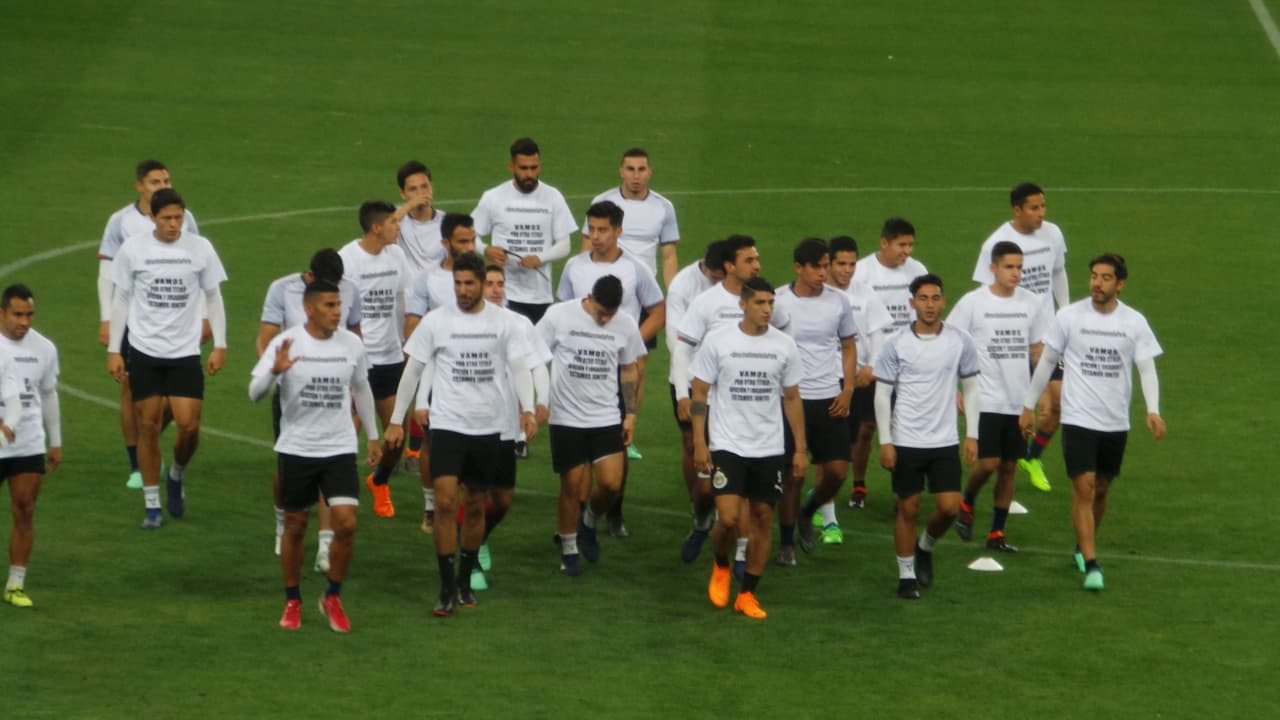 La polémica se tomó el último entrenamiento de las Chivas antes de la final de la Concacaf Liga de Campeones en el estadio Akron. Los jugadores del Rebaño cumplieron la sesión con unas playeras de protesta por la deuda que tiene la directiva con ellos en cuanto a unos premios pactados. El ambiente se caldea a menos de 24 horas del decisivo partido ante Toronto F.C.
