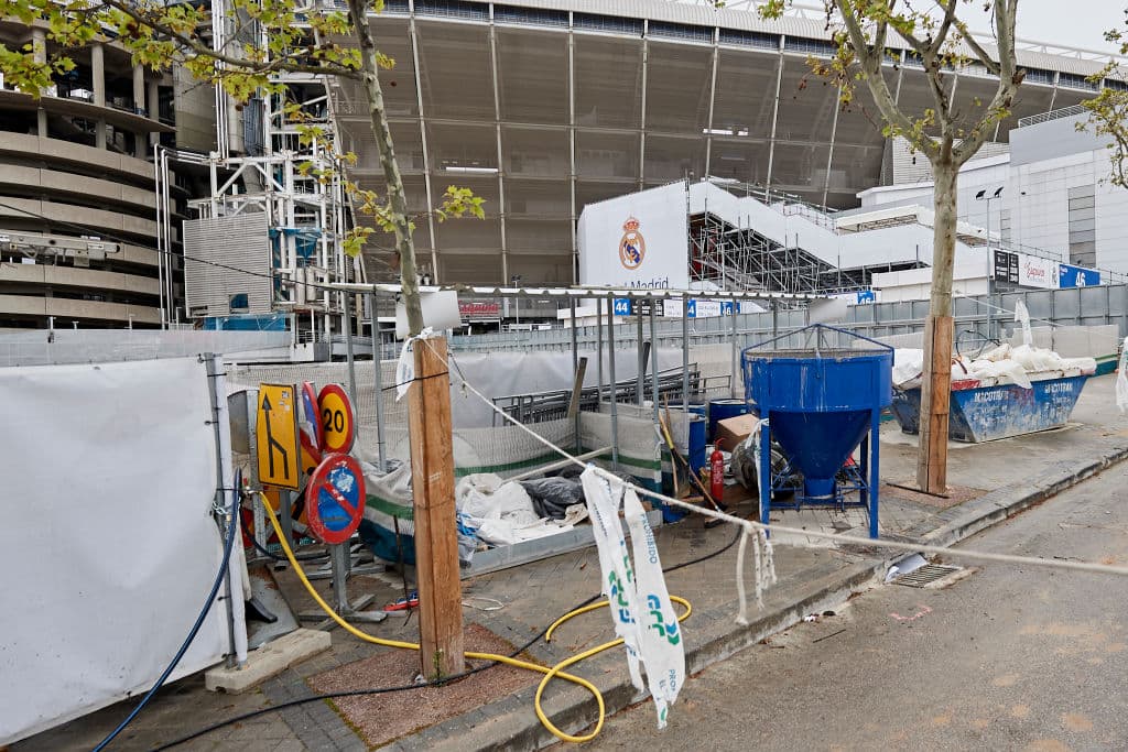 La obras en el Santiago Bernabéu continuan a toda máquina para adelantar todo lo posible durante la cuarentena. Entre lo más destacado est´a el desmontaje de la cubierta del estadio. En el fondo norte se ha desmontado toda la estructura metálica y se está desmontando sector a sector la cubierta rígida de la que ya prácticamente no queda nada.