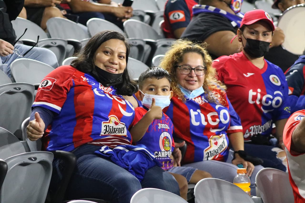 Los fanáticos del FAS también se hicieron pesar en el Banc of California Stadium de LA.