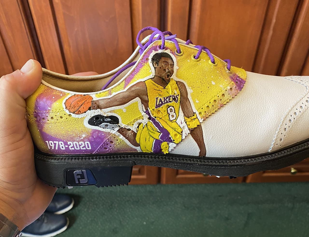 Woods y Koepka rinden homenaje a Kobe Bryant