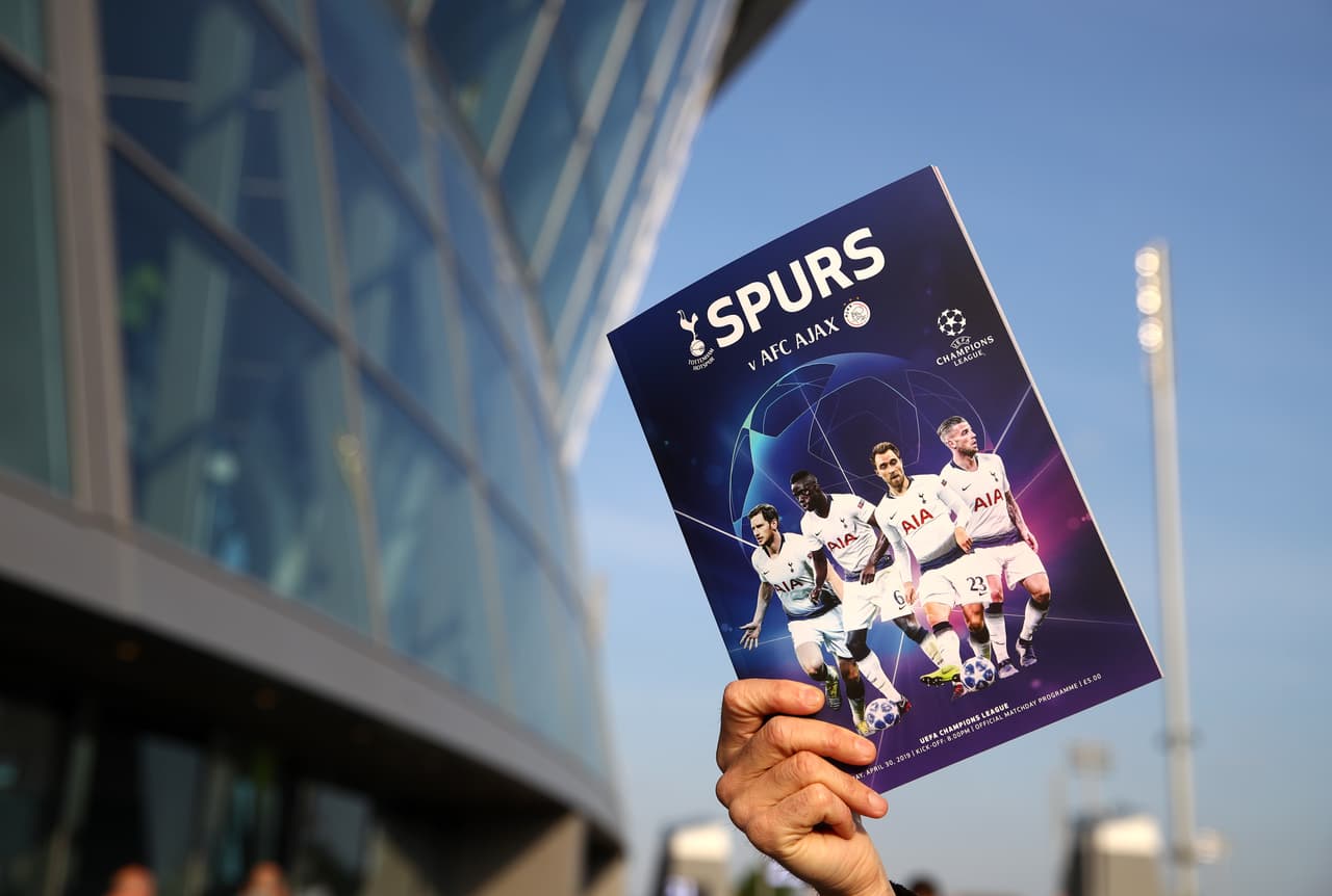 Un gran ambiente se vivió este martes en el inicio de las Semifinales de la UEFA Champions League entre el Tottenham Hotspur y el Ajax. Las aficiones de ambos equipos estuvieron a la altura en el nuevo estadio de los Spurs, en Londres, para dejar en el recuerdo una jornada innolvidable de fútbol europeo.