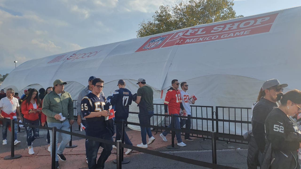 Aficionados aprovechan para comprar productos en la NFL Shop.