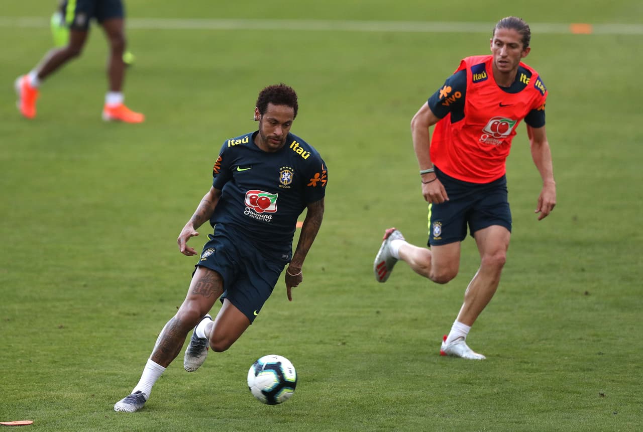 Los jugadores Neymar (izquierda) y Filipe Luis (derecha) durante la práctica de fútbol en Teresópolis.