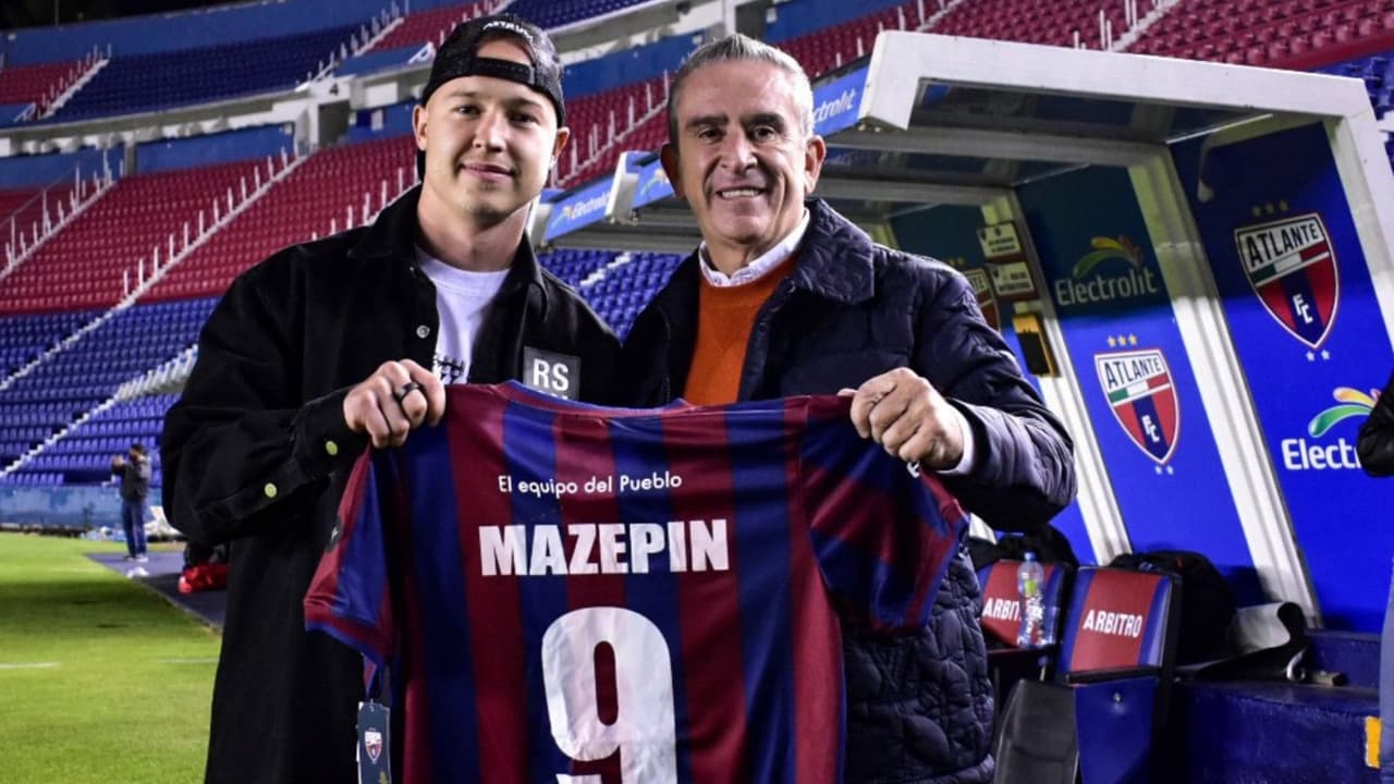 Haas F1 Team juega cascarita en la Ciudad de los Deportes