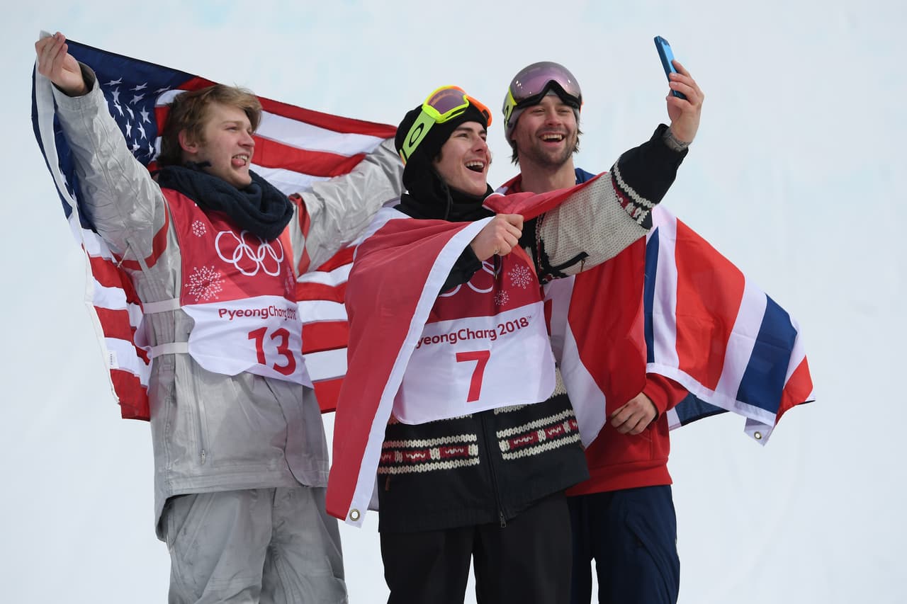 El canadiense Sebastien Toutant (centro) se convirtió en el primer campeón olímpico de la historia del 'big air' de snowboard en unos Juegos Olímpicos de Invierno.
