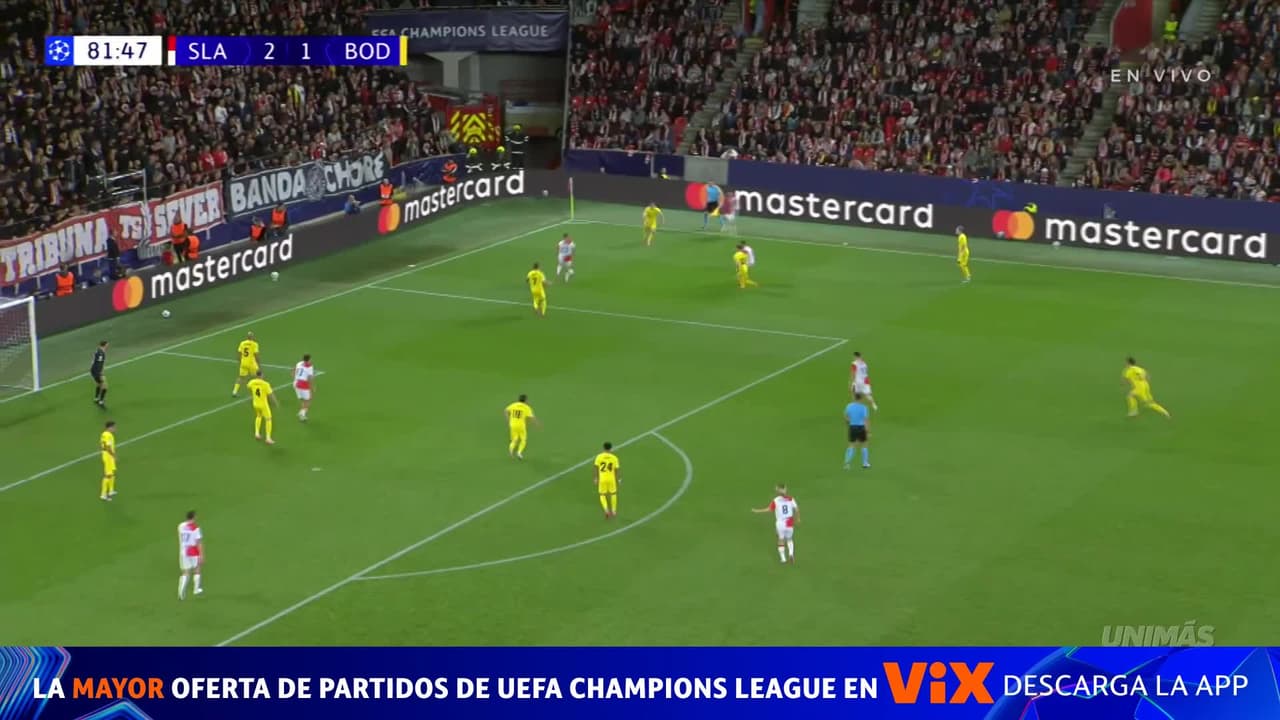 ¡SE SALVÓ EL BODO! El poste y un atajadón evitan el tercero