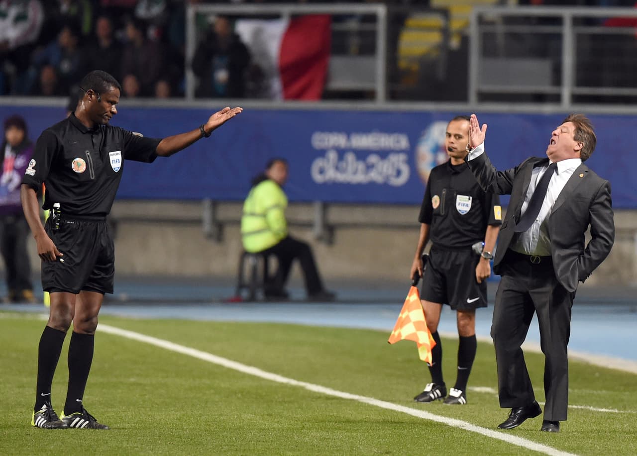 El mexicano Miguel Herrera es más polémico afuera del camerino que adentro, aunque a veces en sus declaraciones haya revelado secretos de vestidor. Sus peleas con periodistas han sido muy comunes e incluso una de esas lo dejó por fuera de la dirección técnica de la Selección de México. Con su misma actitud irreverente pero en una nueva etapa, es entrenador del Tijuana.