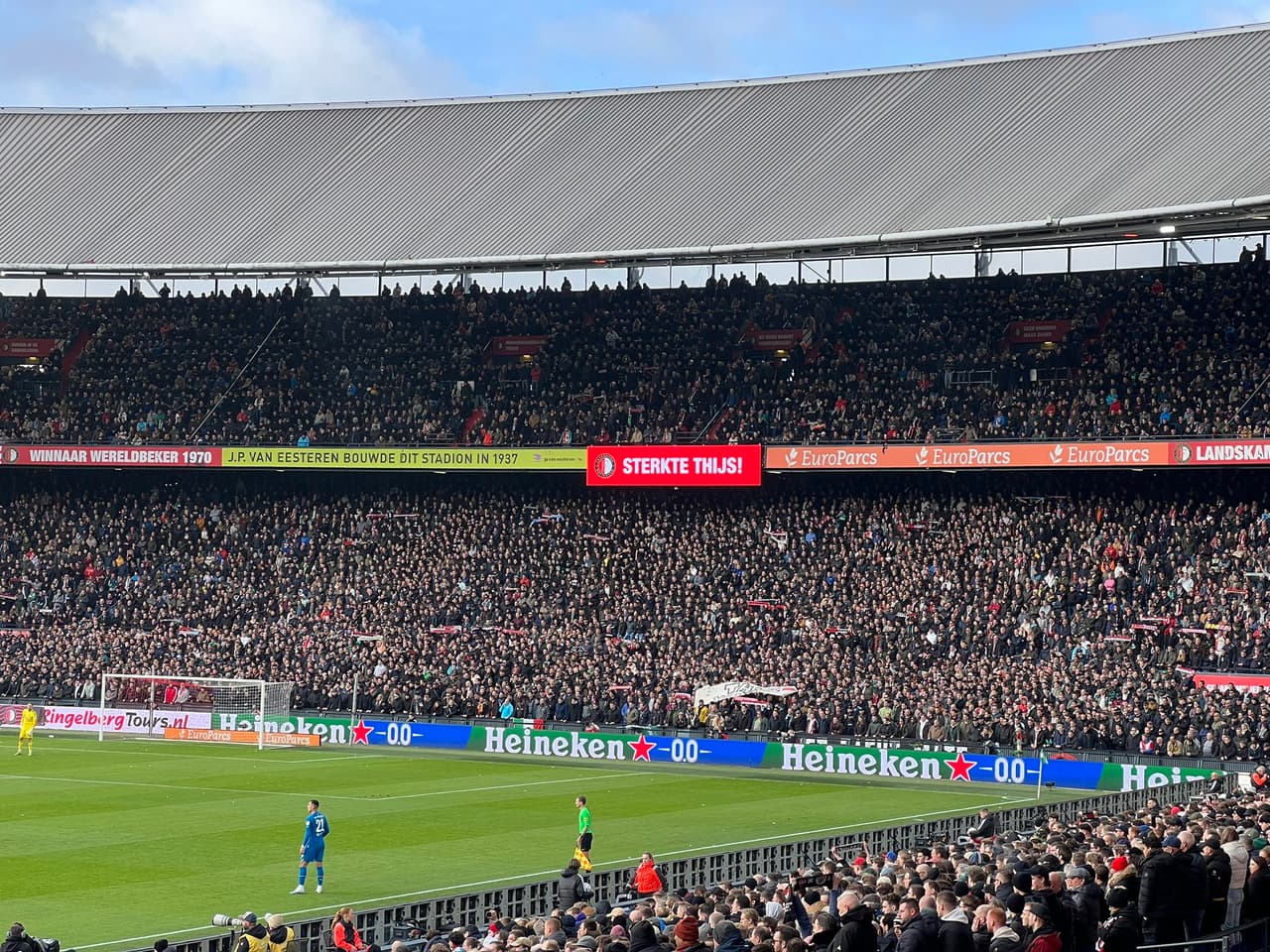 PSV supera a Feyenoord y Ajax golea a Cambuur a domicilio.