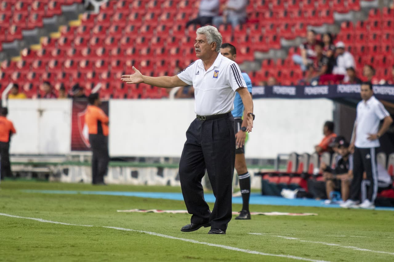 El Tuca se veía desmasiado inquieto después del tanto del cuadro tapatio.