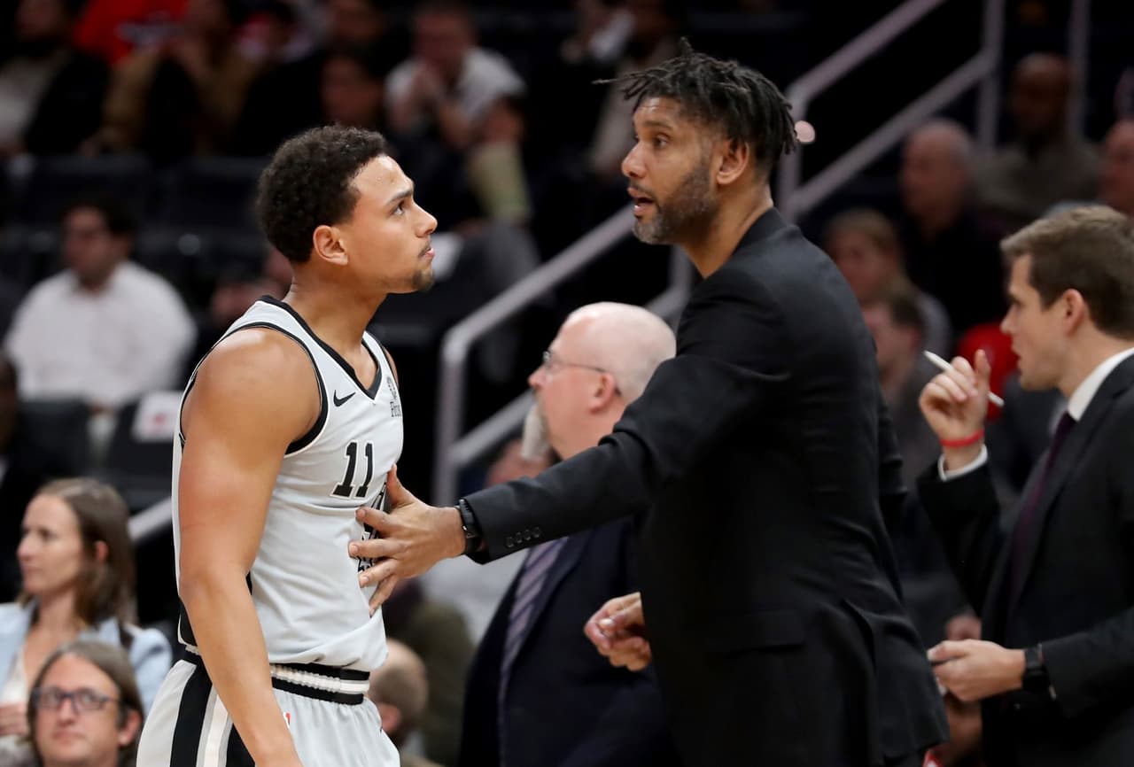 Tim Duncan pasó de asistente a entrenador de Spurs