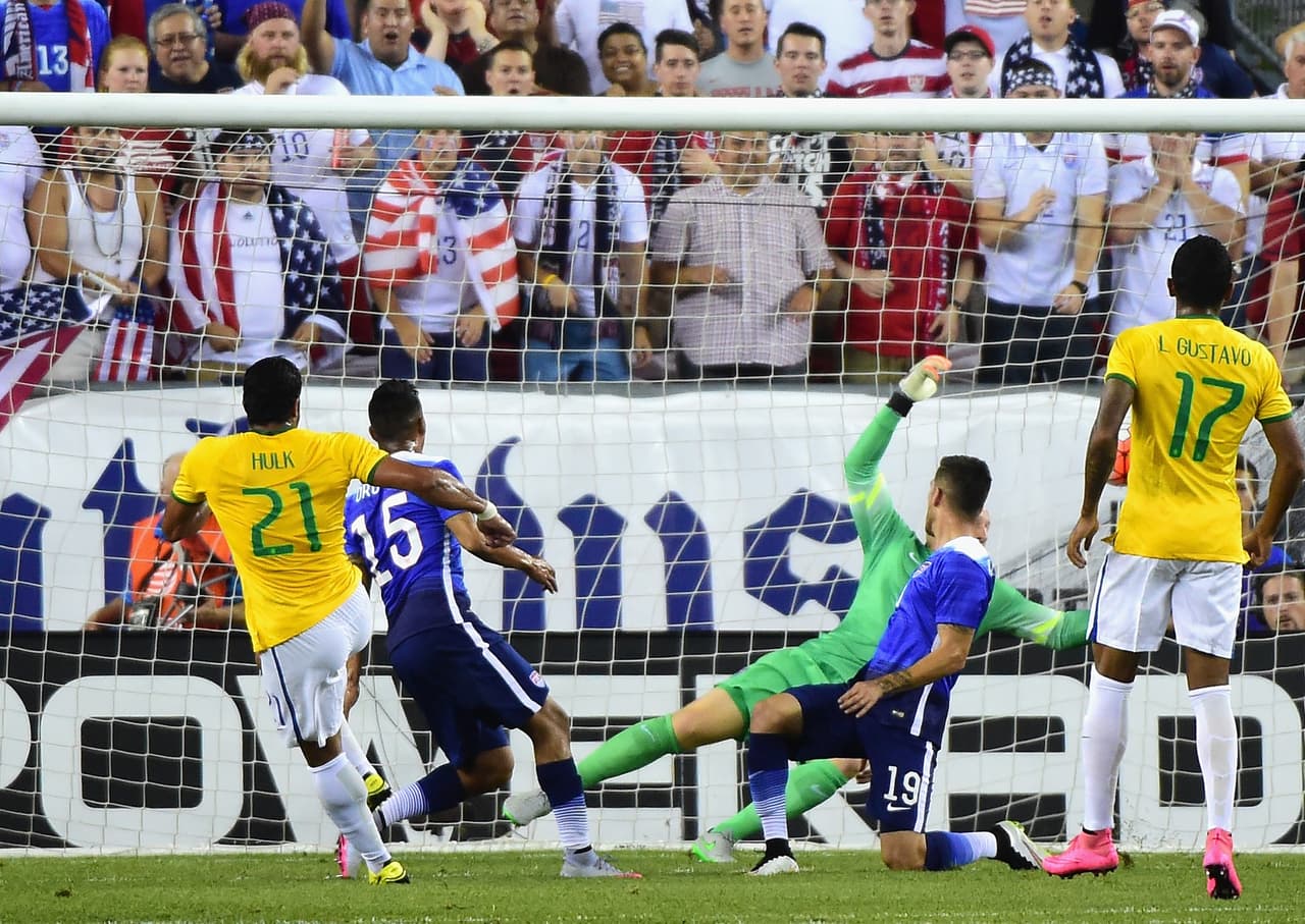 Estados Unidos sigue padeciendo en defensa, como viene siendo la constante de los últimos meses. Los rivales le han encontrado el modo de penetrar su sector bajo y superar a los elementos de media cancha.