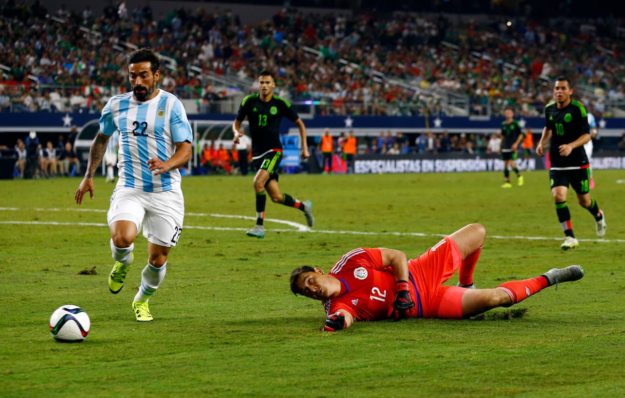 La marca por las bandas es una asignación a mejorar, en los dos partidos ya fuera con línea de 4 o 5 los rivales superaron la marca de los mexicanos en varias ocasiones.