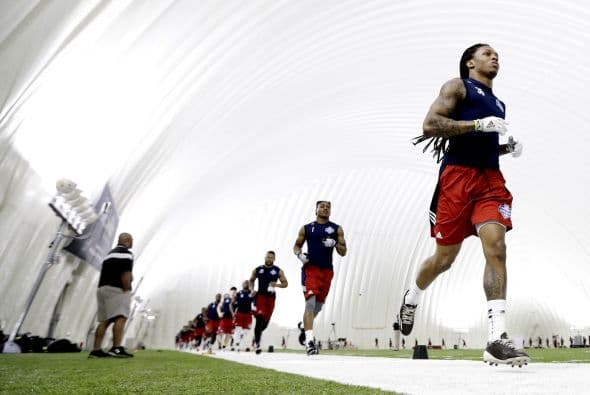 El Super Combine Regional de la NFL ya inició, aquí los prospectos llegando a las intalaciones de los Houston Texans (AP-NFL).