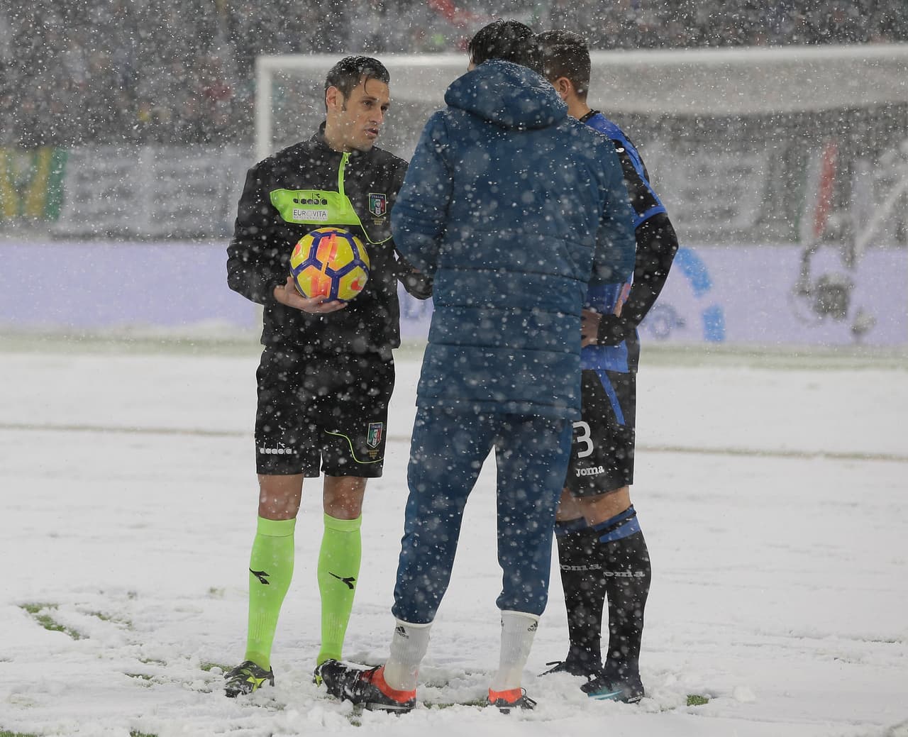 Juventus-Atalanta, en el Juventus Stadium de Turín por la fecha 26 de Serie A, fue aplazado por intensa nevada. El árbitro Maurizio Mariani lo decidió porque no se daban las condiciones necesarias.