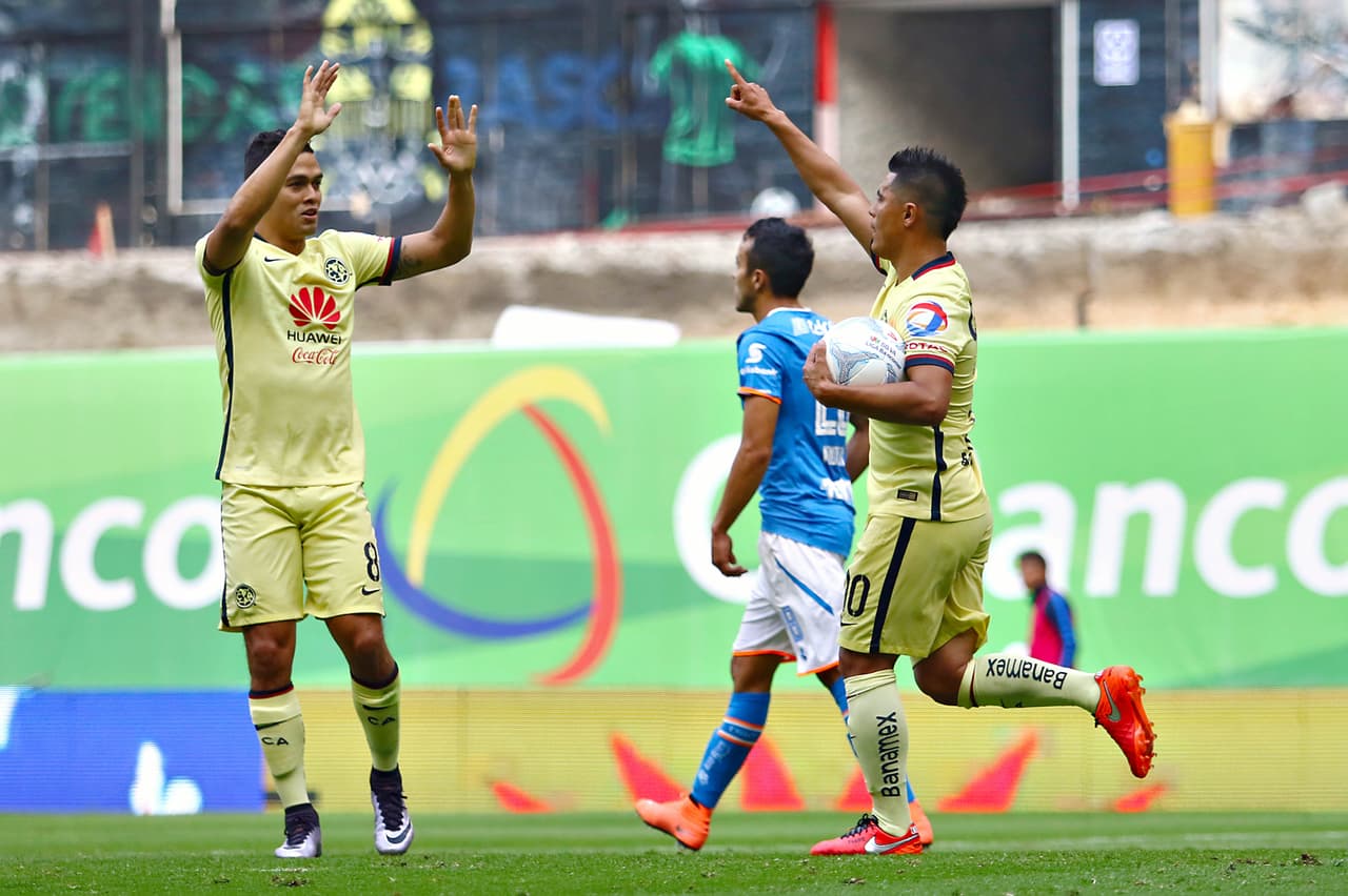 <b>3. América 3-3 Cruz Azul </b>(20 de febrero de 2016), goles de Osvaldo Martínez (derecha), Pablo Aguilar y Oribe Peralta para América; Jorge Benítez, Christian Gimenez y Joao Rojas para Cruz Azul.