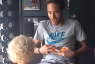 Neymar es un 'genio' haciendo malabares con las manos