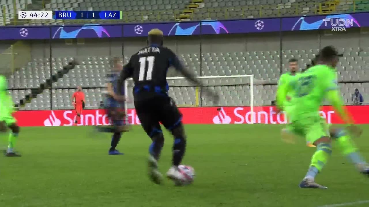 Tarjeta amarilla. El árbitro amonesta a Wesley Hoedt de Lazio