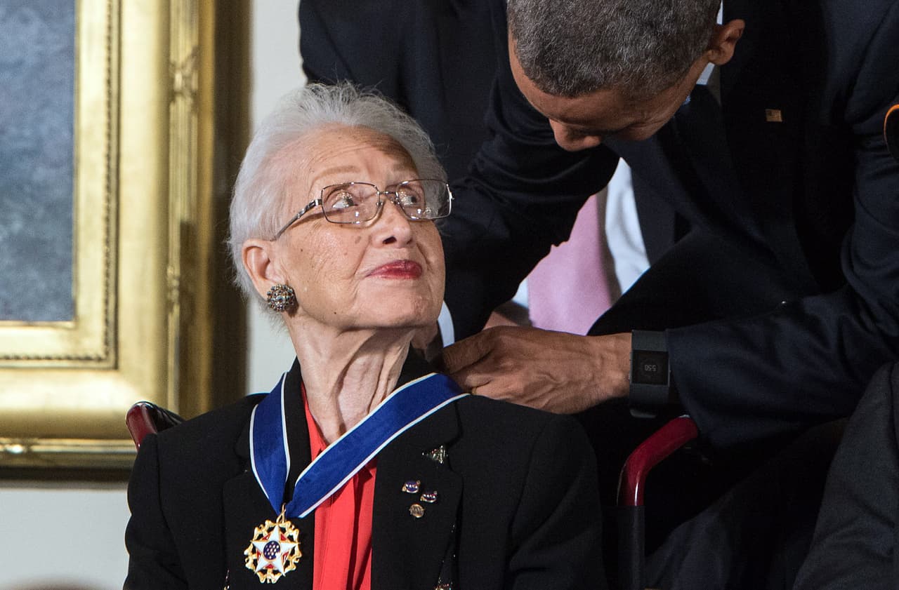 <b>Katherine Johnson, 101 años.</b> Esta científica afroestadounidense calculó las trayectorias de los cohetes y las órbitas de la Tierra para las primeras misiones espaciales de la NASA. Fue retratada en la exitosa película de 2016 ‘Hidden Figures’, sobre las pioneras trabajadoras aeroespaciales negras. 
<a href="https://www.univision.com/noticias/estados-unidos/muere-katherine-johnson-la-mujer-que-hizo-posible-la-llegada-del-hombre-a-la-luna"><u>Murió el 24 de febrero</u></a>. 
<a href="https://www.univision.com/noticias/medio-ambiente/20-fotos-historicas-de-la-llegada-del-primer-hombre-luna-asi-le-gano-eeuu-a-los-sovieticos-en-la-carrera-espacial-fotos"><u>Vea aquí 20 fotos históricas de la llegada del primer hombre Luna, cuando Estados Unidos le ganó a los soviéticos en la carrera espacial</u></a>