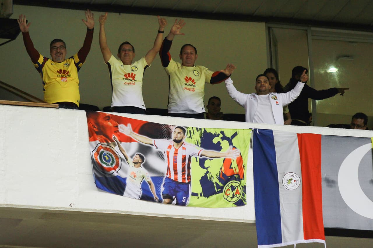 Pero el apoyo internacional no era monopolio Cementero. Aquí apoyando a Bruno Valdéz, el defensa paraguayo y goleador de las Águilas con su legión.