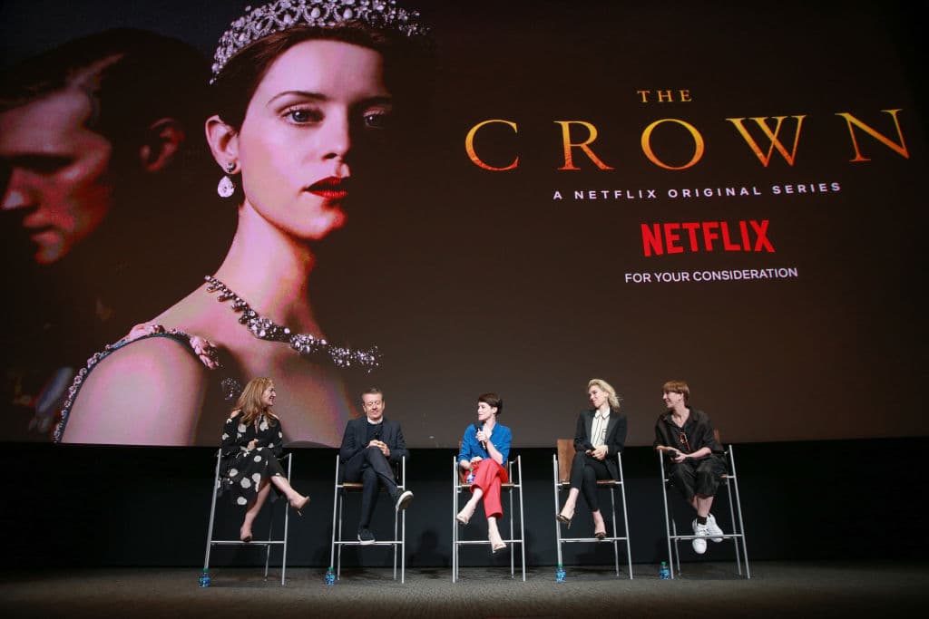 Es una de las series más caras que han fabricado Netfix, si no la más cara. Gira en torno a la vida de la reina Isabel II, la serie cubre su vida desde su juventud hasta su reinado en la actualidad.