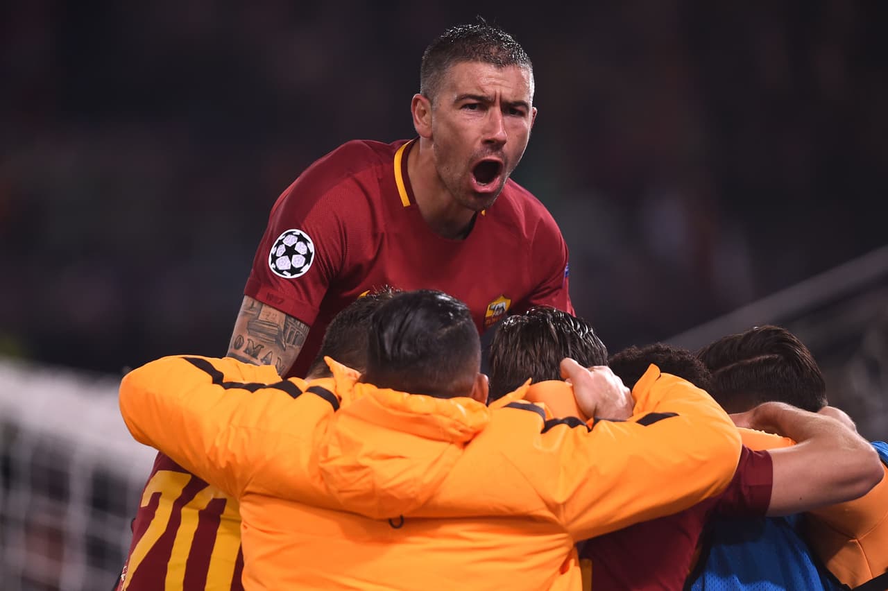 Roma venció 1-0 a Shakhtar Donetsk en el partido de vuelta de los octavos de final de la Champions League y clasificó a cuartos de final gracias a mejor gol visitante en su derrota 2-1 en Ucrania.