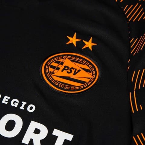 Ganándose elogios de todo el mundo, el PSV Eindhoven ha lanzado su tercer uniforme para la próxima temporada el cual tiene el negro y el naranja como protagonistas. Además, cuenta con un patrón ajedrezado en las mangas. ¿La usarán Erick Gutiérrez e Hirving Lozano?
