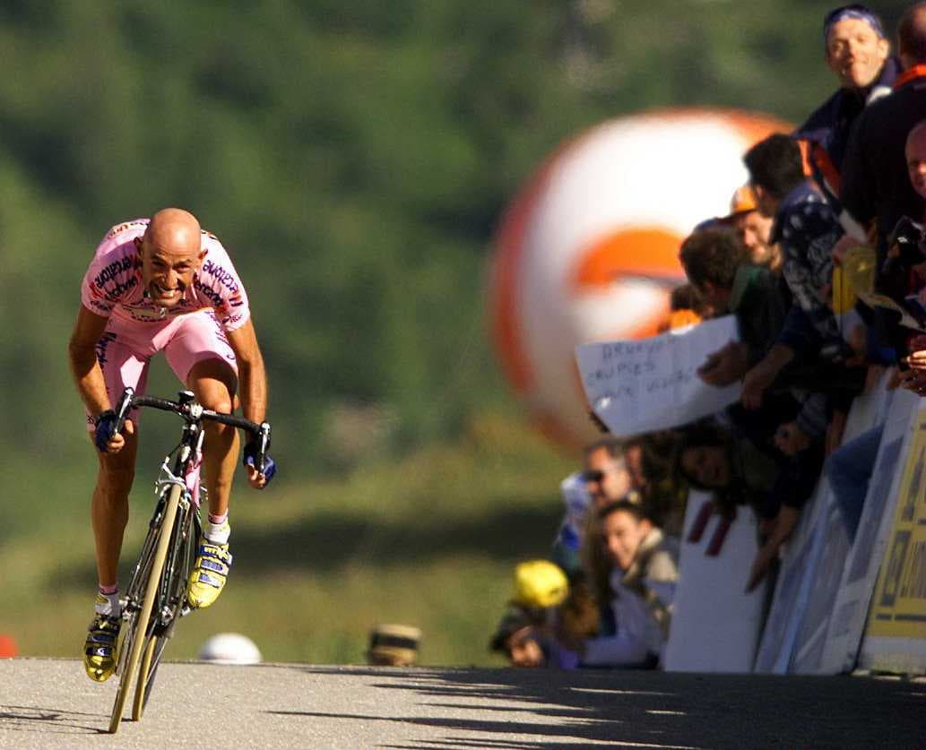 <b>Marco Pantani</b>: ciclista profesional italiano, ganador de un Giro de Italia y un Tour de Francia. Falleció a los 34 años cuando fue encontrado sin vida en su habitación de un hotel. Según las autoridades, Pantani murió a causa de un paro del corazón como resultado de un edema pulmonar y cerebral atribuido al envenenamiento por cocaína.
<br>