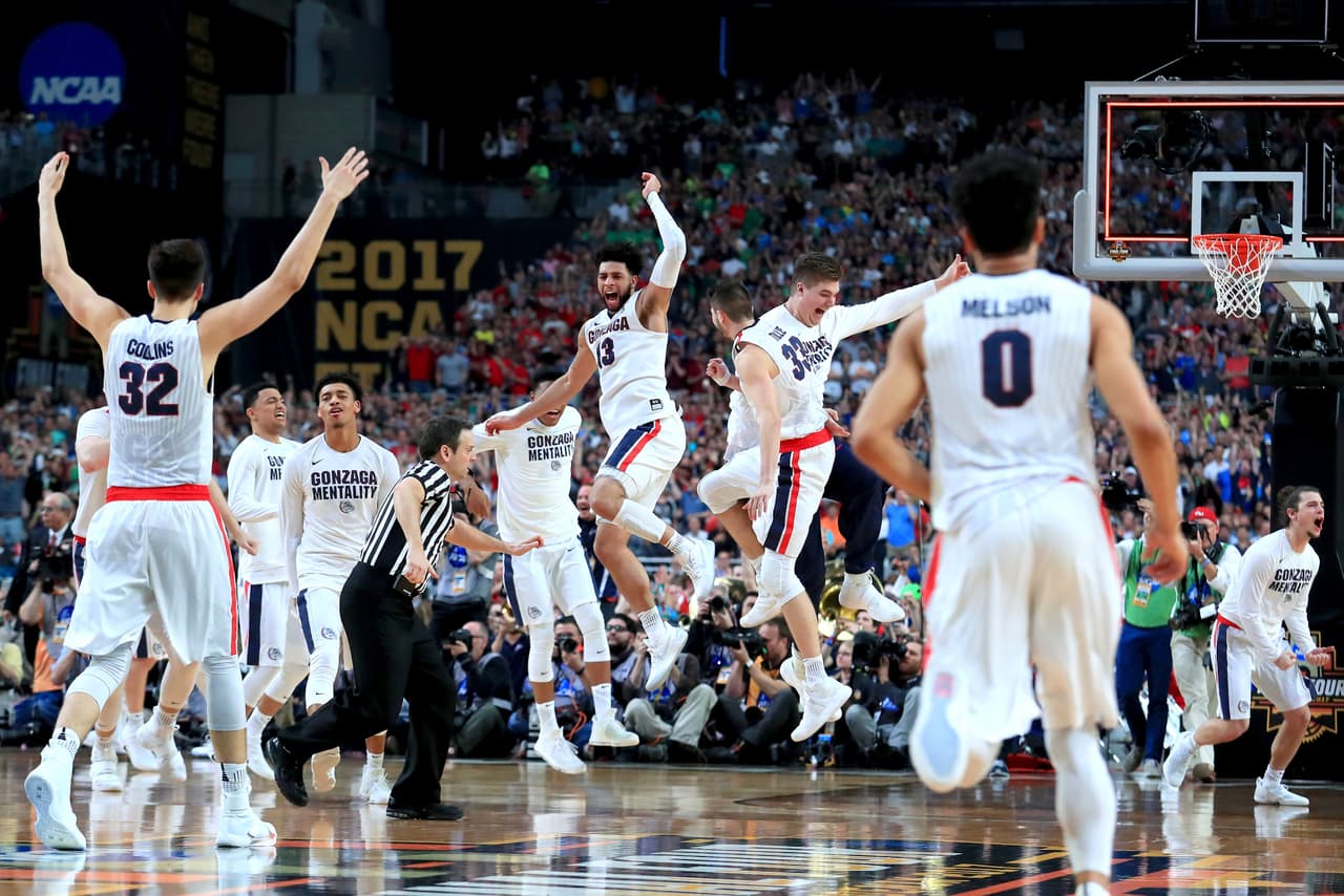 Bulldogs Gonzaga sufrió pero se impuso contra South Carolina en el partido de la semifinal del Final Four con un triunfo 77-73 que le dio el cupo a la final.