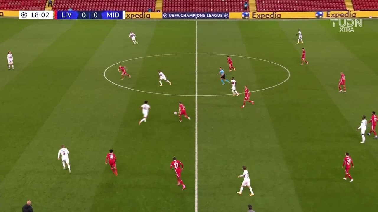 Tarjeta amarilla. El árbitro amonesta a Alexander Scholz de FC Midtjylland