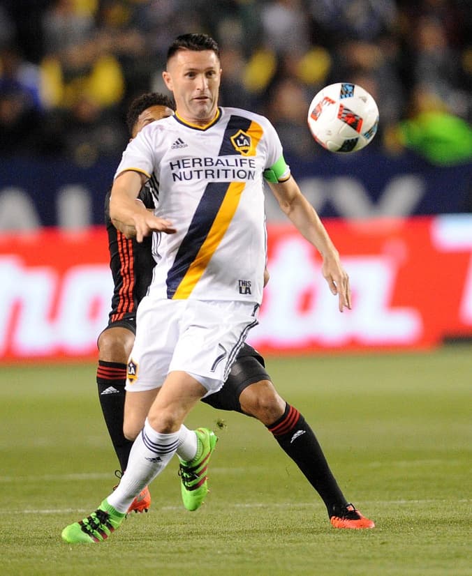 Robbie Keane sumó de penal su primer gol de la campaña.