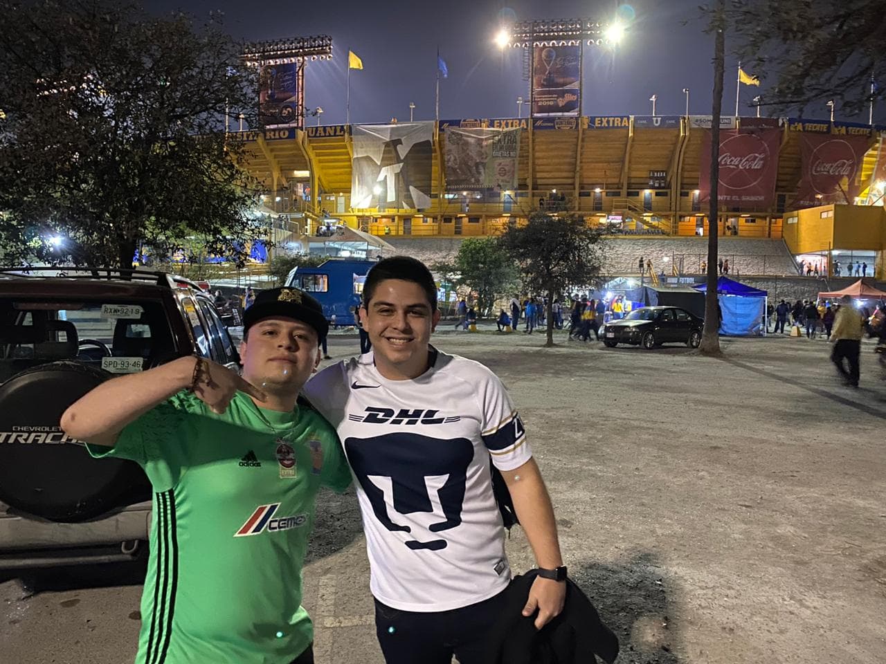 Asi llegan los aficionados al Estadio Universitario para el duelo de felinos en esta Jornada 8 de la Liga MX.