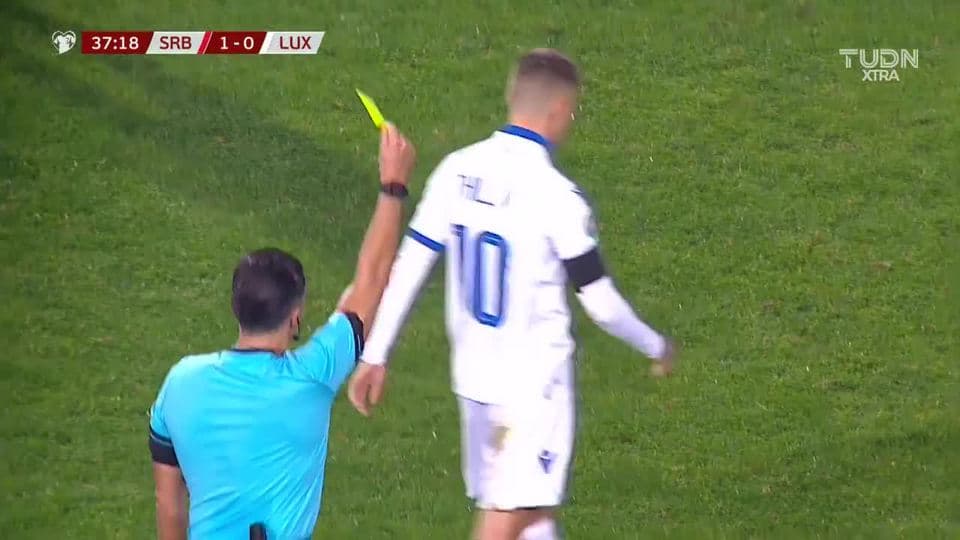 Tarjeta amarilla. El árbitro amonesta a Vincent Thill de Luxembourg