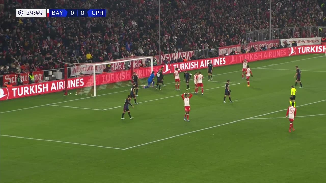 ¡TIRO ATAJADO! disparo por Thomas Müller.