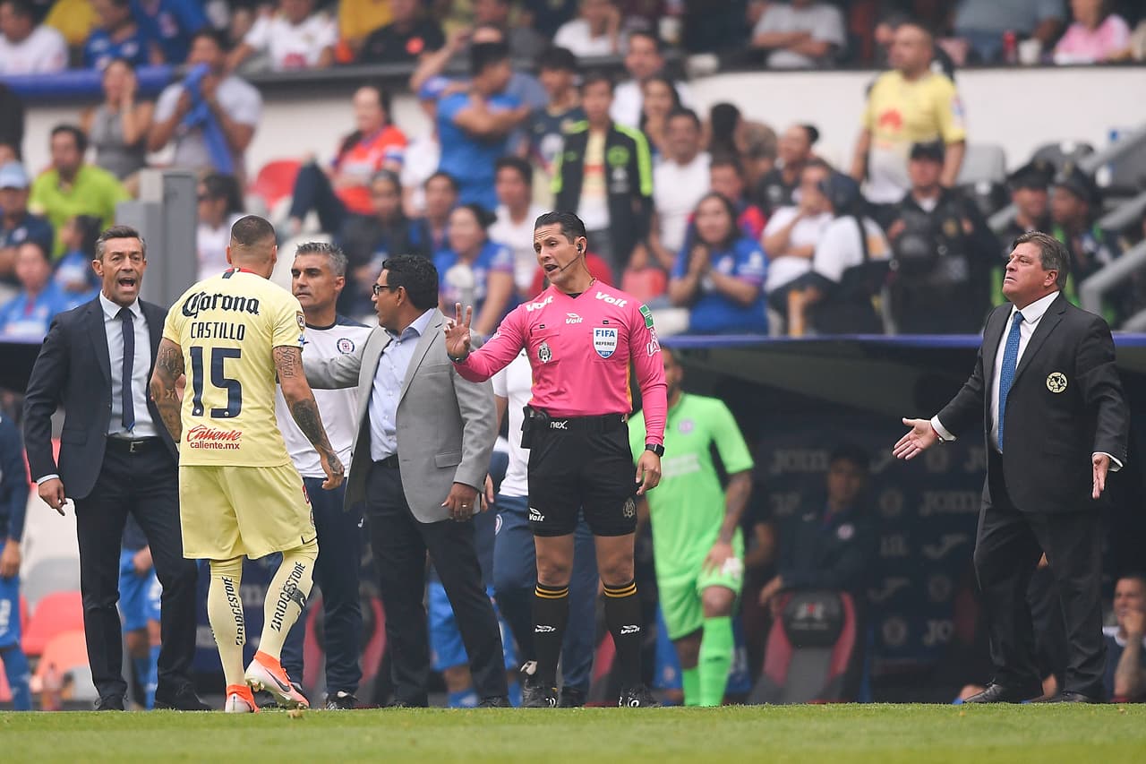 Los reclamos de Pedro Caixinha (izquierda) al delantero chileno del América desembocaron en un problema en la zona de traslado.