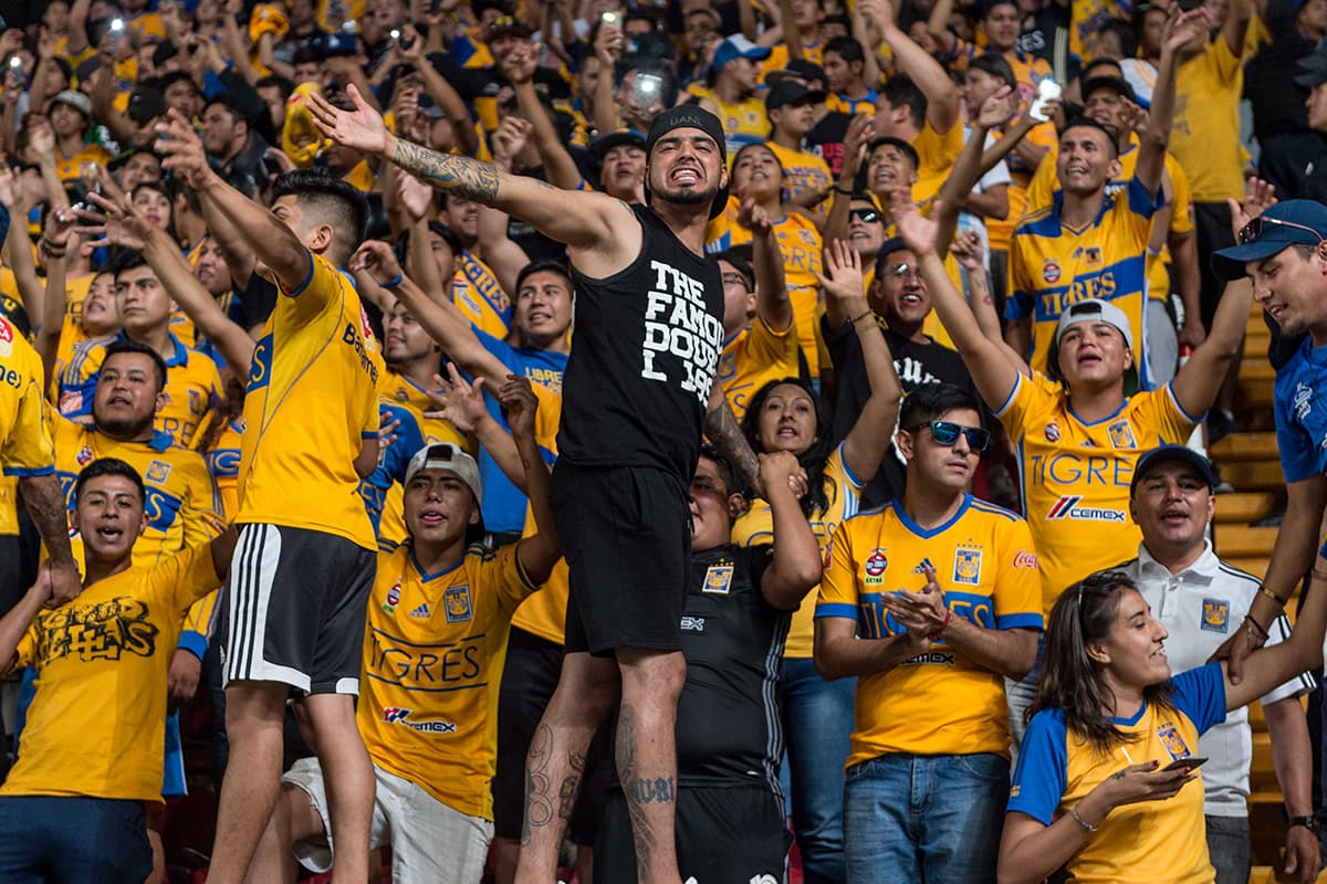 Los fanáticos de Tigres acudieron en gran número al Estadio Victoria.