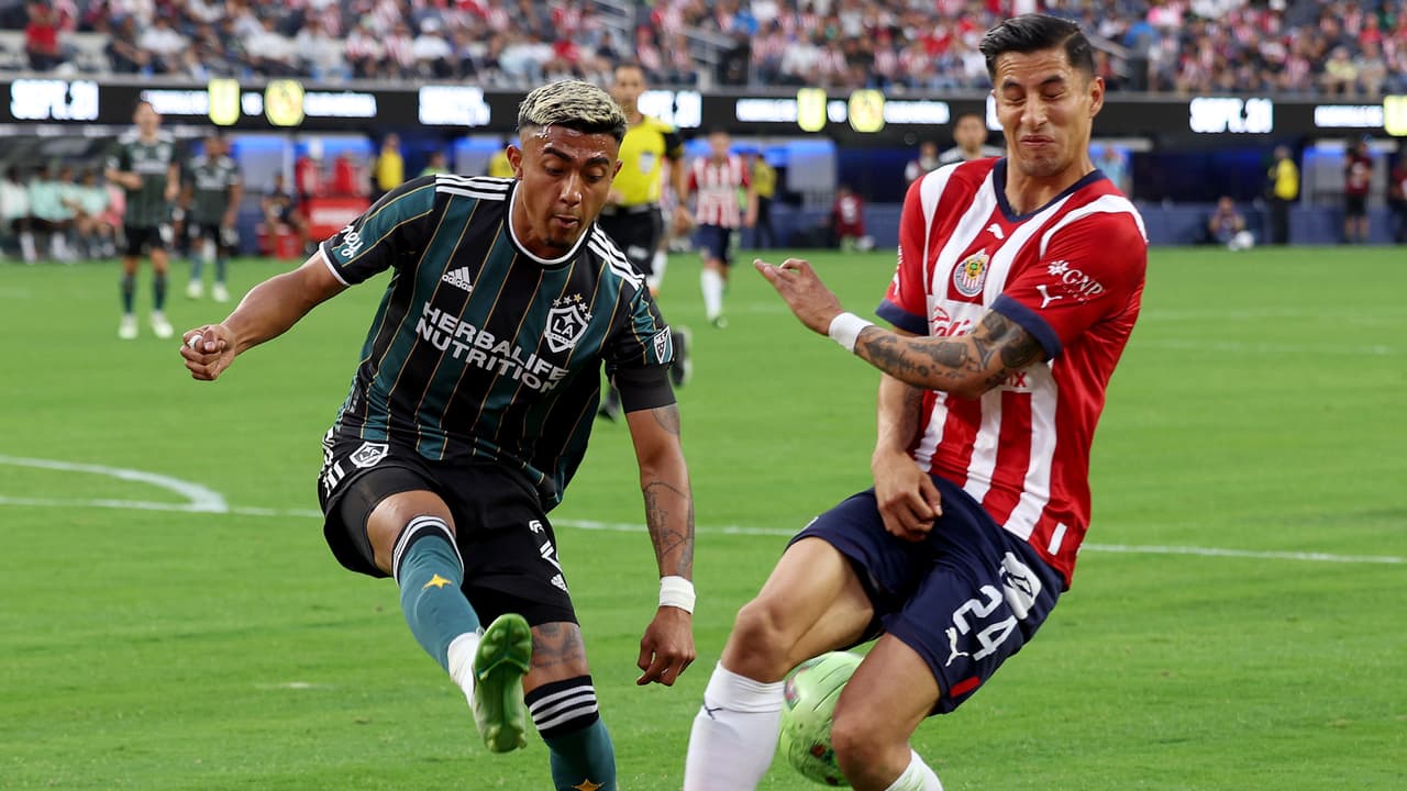 ¿Otro más a Europa? Reportan interés por Julián Araujo