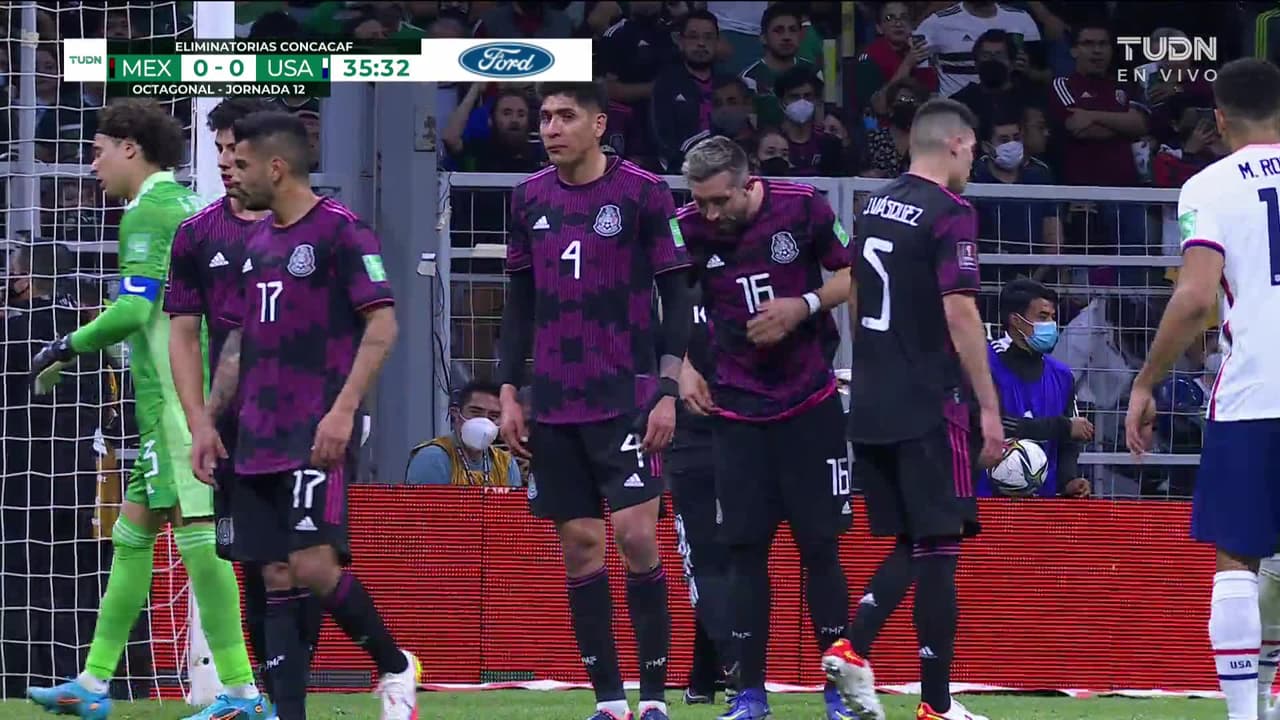¡TIRO ATAJADO! disparo por Christian Pulisic.
