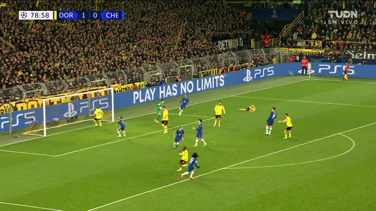 ¡TIRO ATAJADO! disparo por Hakim Ziyech.