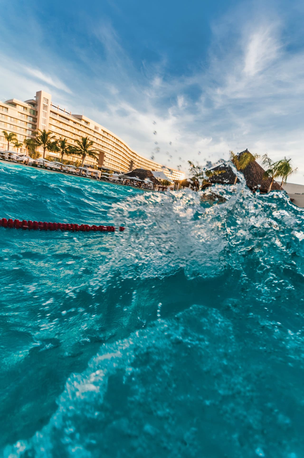 El Resort te ofrece una alberca de olas.