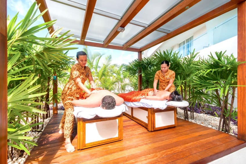Un masaje con manos profesionales ayuda a eliminar la tensión y disfrutar la estancia en el lugar.