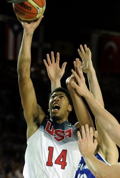 El último cuarto fue parecido al tercero. Con EEUU cincuenta puntos arriba, tampoco era cuestión de morir en defensa. Así que para suerte de todos siguió el espectáculo. Al final USA se fue sesenta arriba pero el público finés despidió a sus jugadores con una ovación atronadora. Todos contentos.