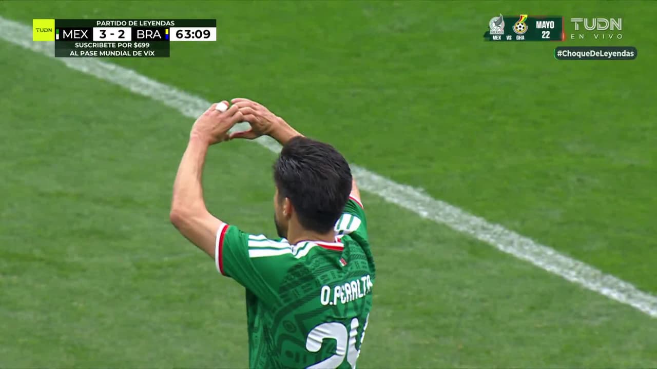 ¡Doblete del Cepillo! Tras un rebote Oribe Peralta conecta para poner el tercero de México