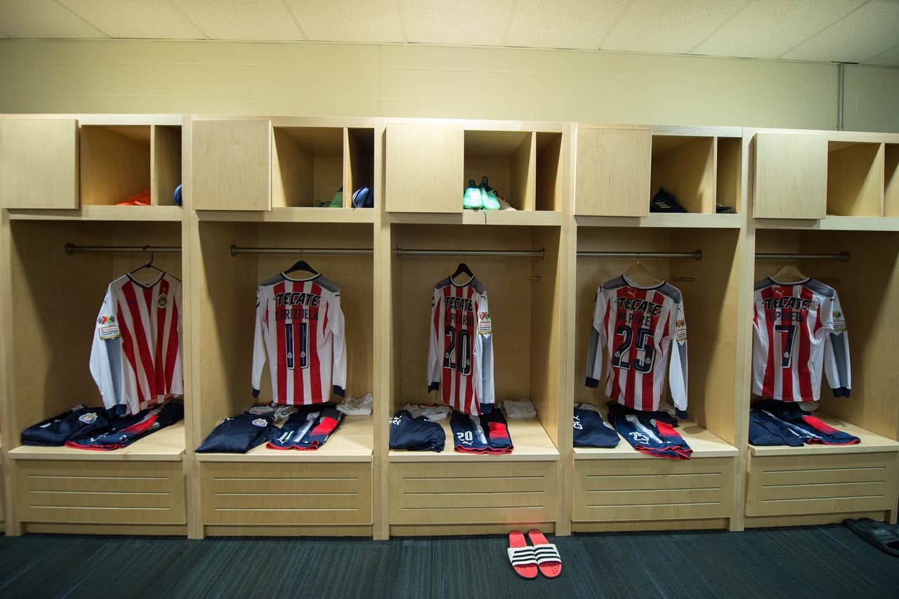 La imagen más íntima de los camerinos que guardan los atuendos de los jugadores de Toronto FC y de Chivas de Guadalajara, protagonistas del juego de ida en la final de Liga de Campeones de Concacaf.