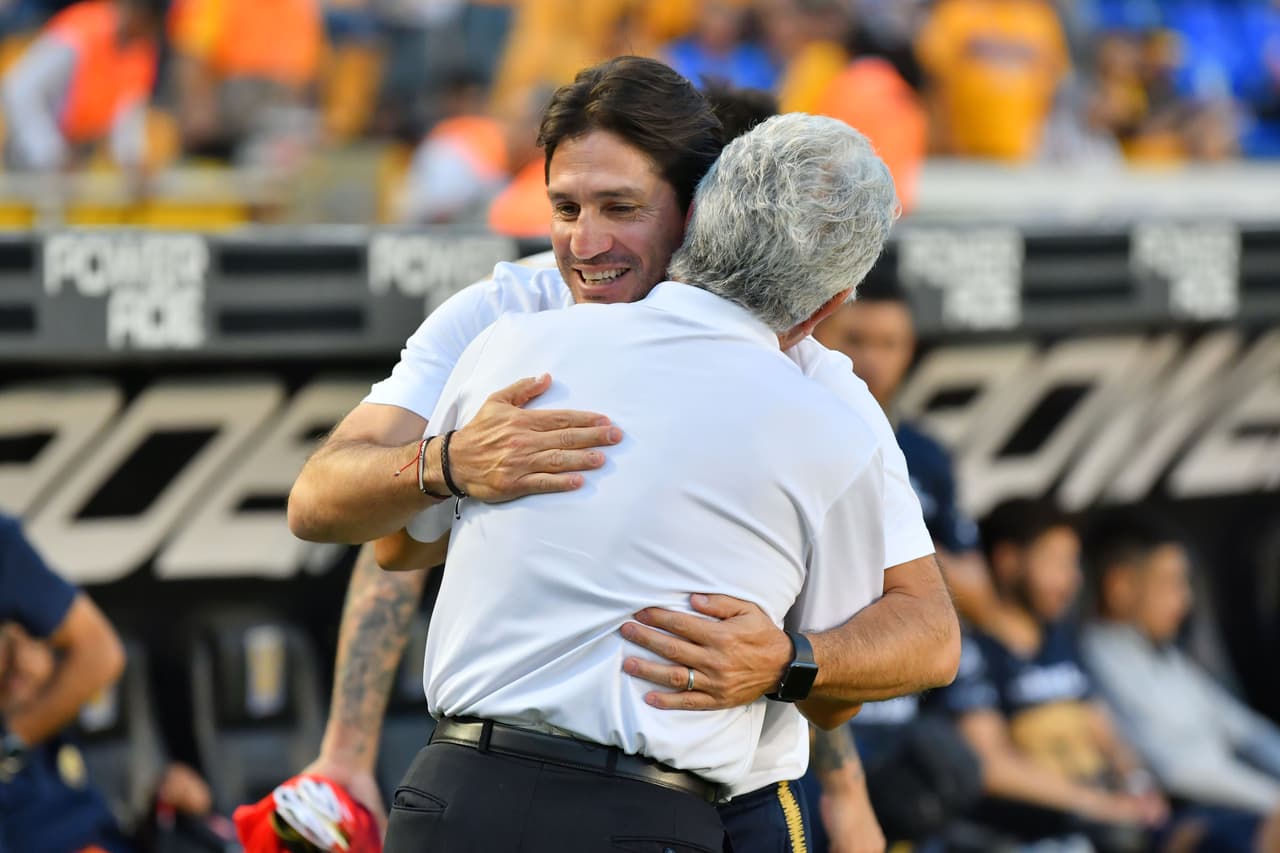 Abrazo solidario y fraternal entre Bruno Marioni y Ricardo Ferretti previo al inicio del cotejo entre Tigres y Pumas.