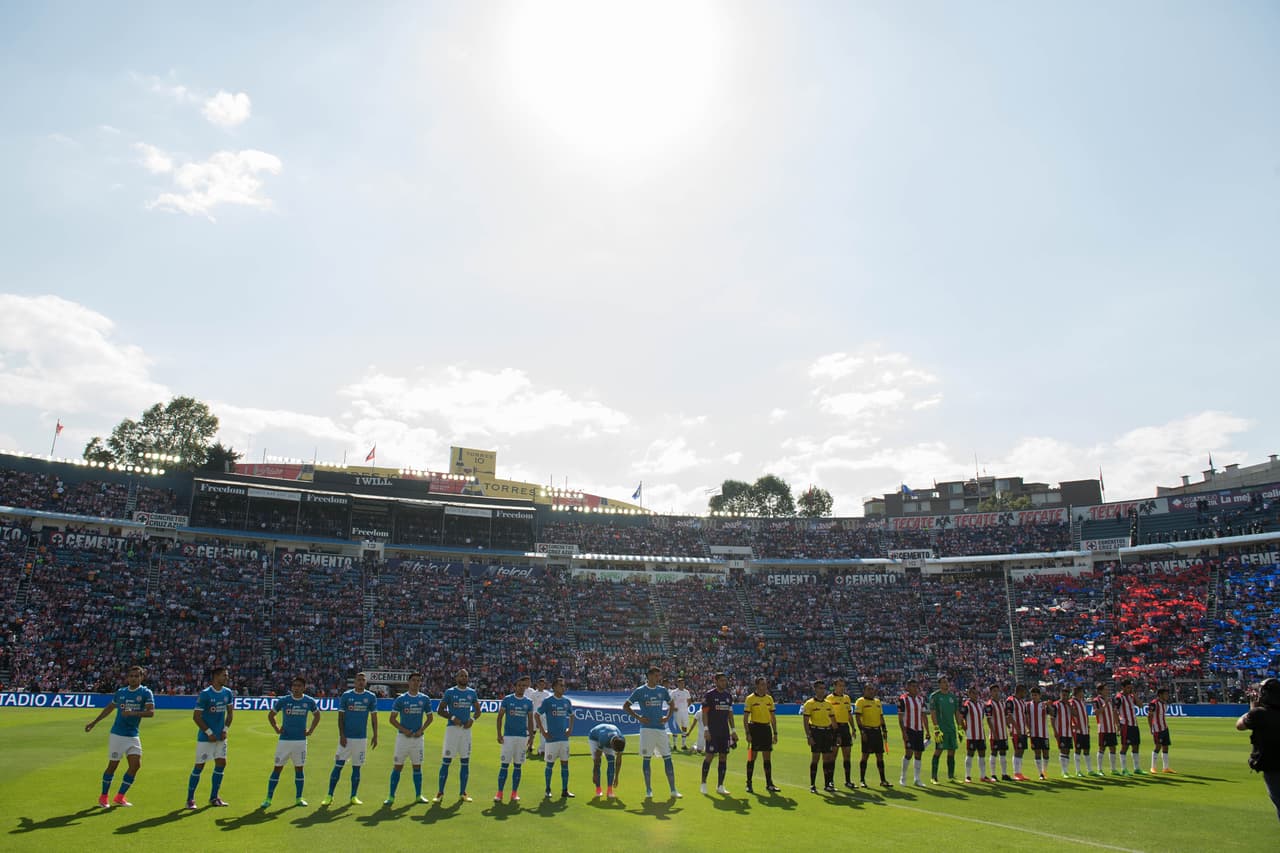 Los equipos llegaban en contextos muy dispares. Chivas peleando la parte alta de la tabla y Cruz Azul aferrados a un milagro que les permita colarse a la liguilla.
