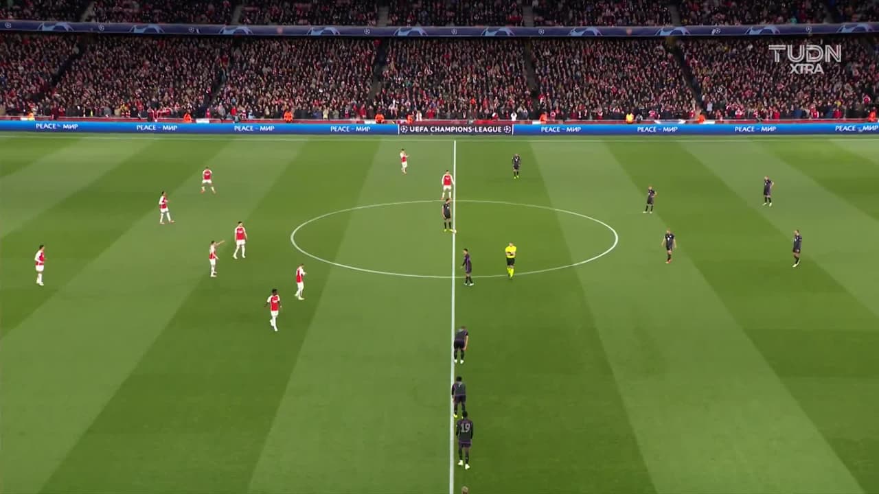 Arranca el partido y la pelota está en juego.