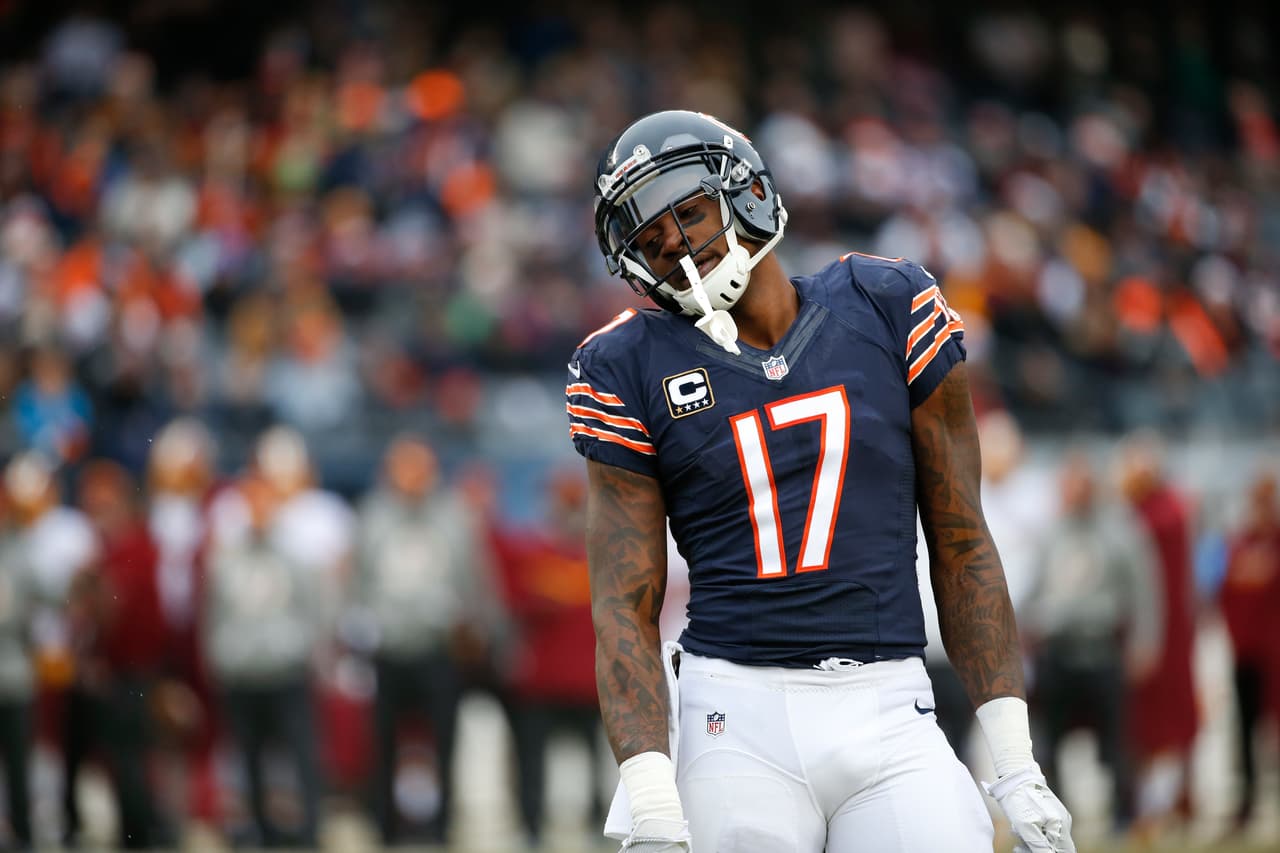 <b>2 WR </b>-
<b><a href="http://www.univision.com/deportes/futbol-americano/national-football-league/alshon-jeffery-nuevo-receptor-de-philadelphia-eagles-video" target="_blank">ALSHON JEFFERY</a></b>:
<i>FIRMADO POR</i>
<b> PHILADELPHIA EAGLES</b>
<br>A pesar de las preocupaciones por lesiones, una suspensión por conducta y un conjunto de habilidades medianamente incompleto, Jeffery podría convertirse en el receptor mejor pagado de la NFL. Los receptores N º 1 con una inusual capacidad de atrapar 50 de 50 balones no se vuelven disponibles muy seguido en su mejor momento.