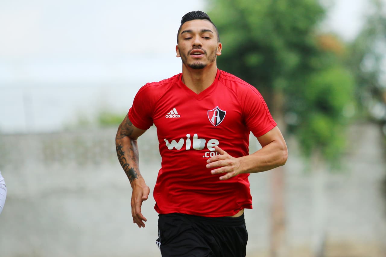 <b>Contención, Lorenzo Reyes (Atlas):</b> Proveniente de la Universidad de Chile, pero con recorrido en el Viejo Continente, el seleccionado chileno cuenta con la experiencia necesaria para convertirse en un líder de los Rojinegros.
<br>